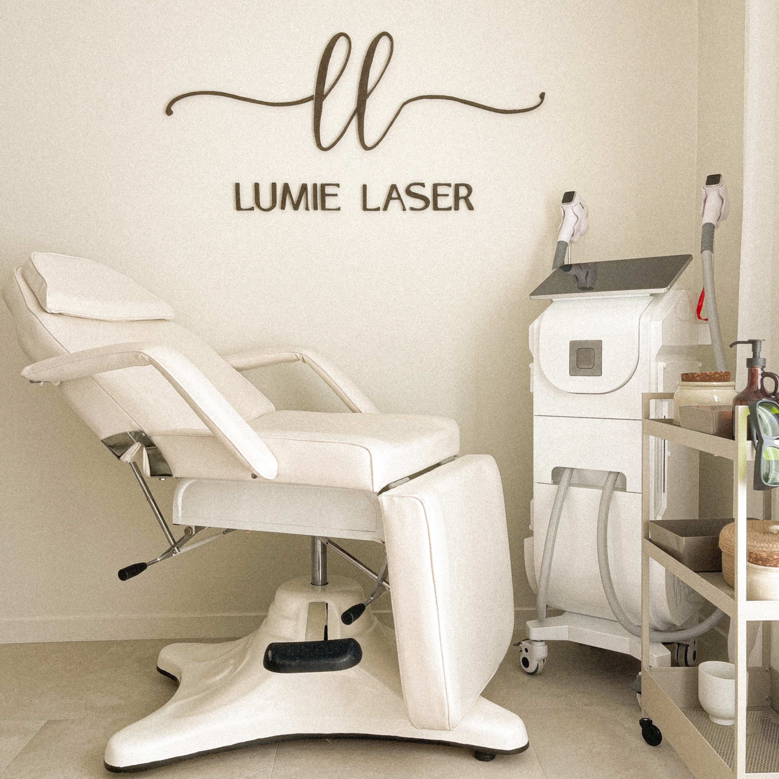 cabinet d'épilation avec fauteuil de soin médical et appareil laser