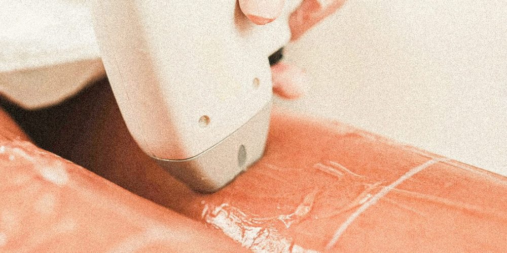 épilation laser en action Epilation laser qui passe sur la peau de jambes avec gel